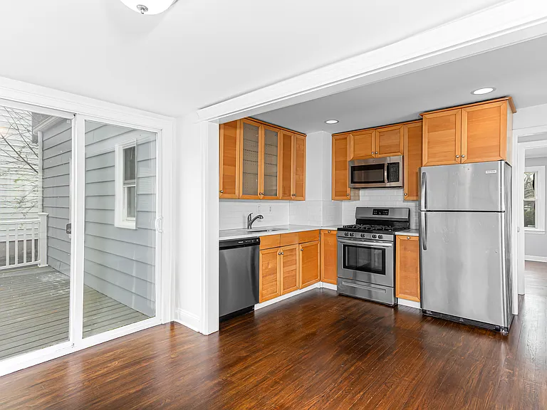 296 Birdseye St — Photo 8