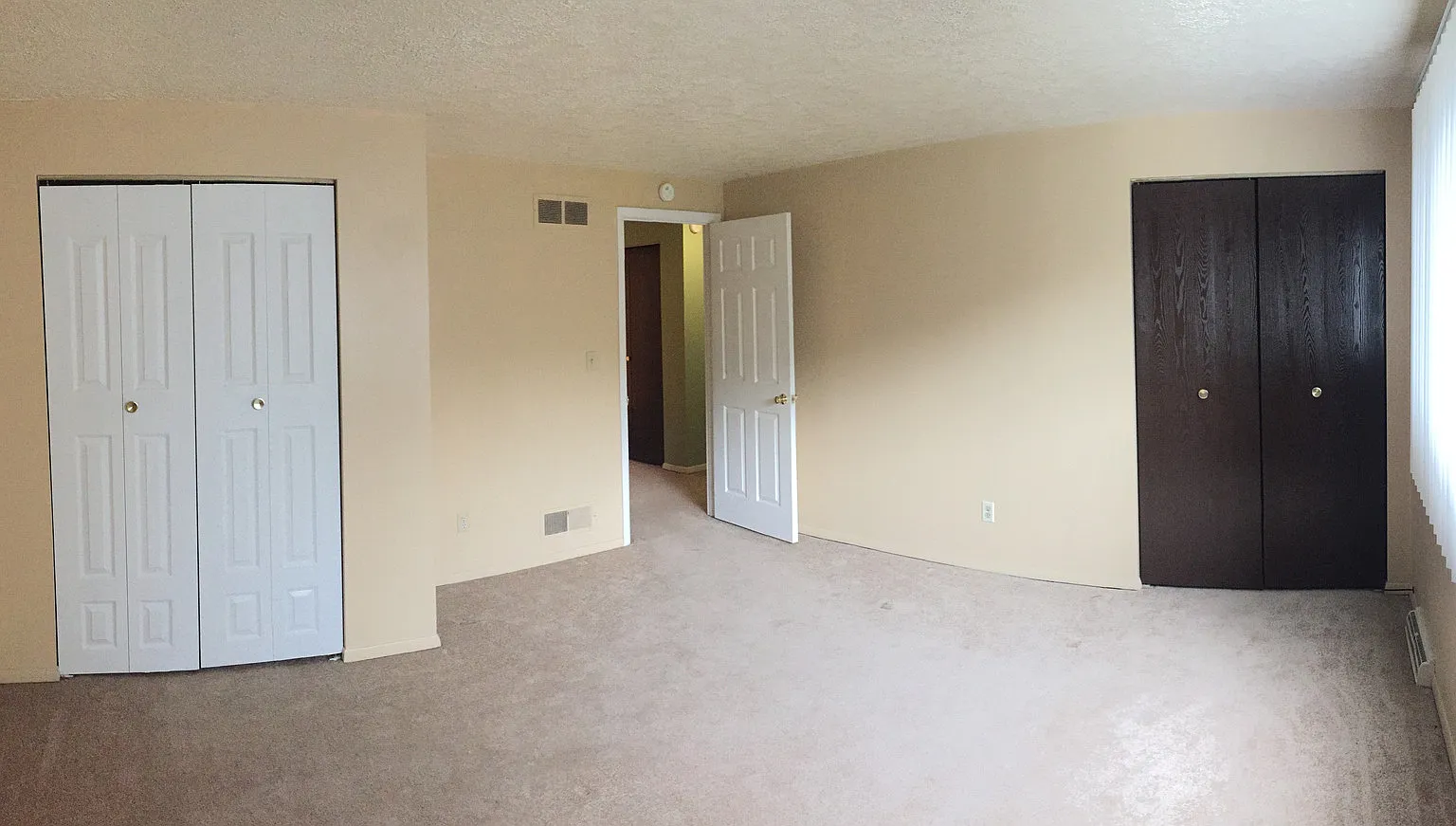 2 Bedroom House with Garage — Photo 3