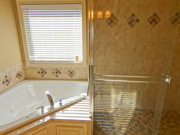 5th image of 409 NE Woodpark Ln