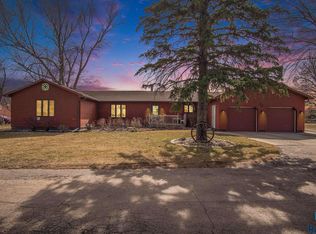1605 NW 2nd St, Madison, SD 57042