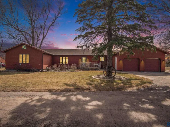 1605 NW 2nd St, Madison, SD 57042