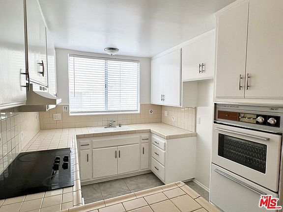 5th image of 5429 Newcastle Ave APT 205