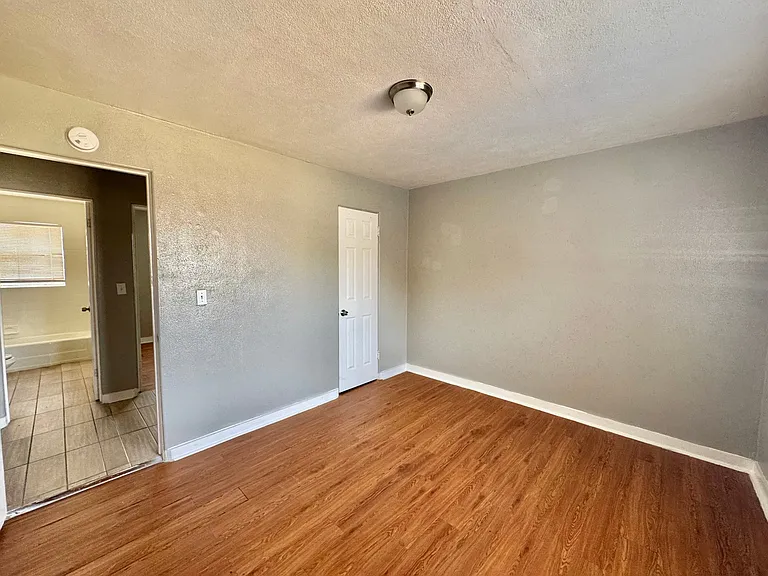 2030 NW 25th St #6 — Photo 11
