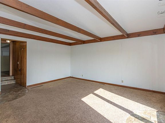 5th image of 2640 Larch Ave