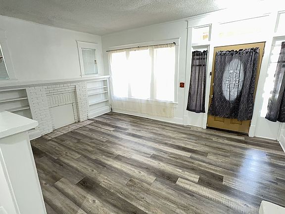 3rd image of 705 E Lake Ave