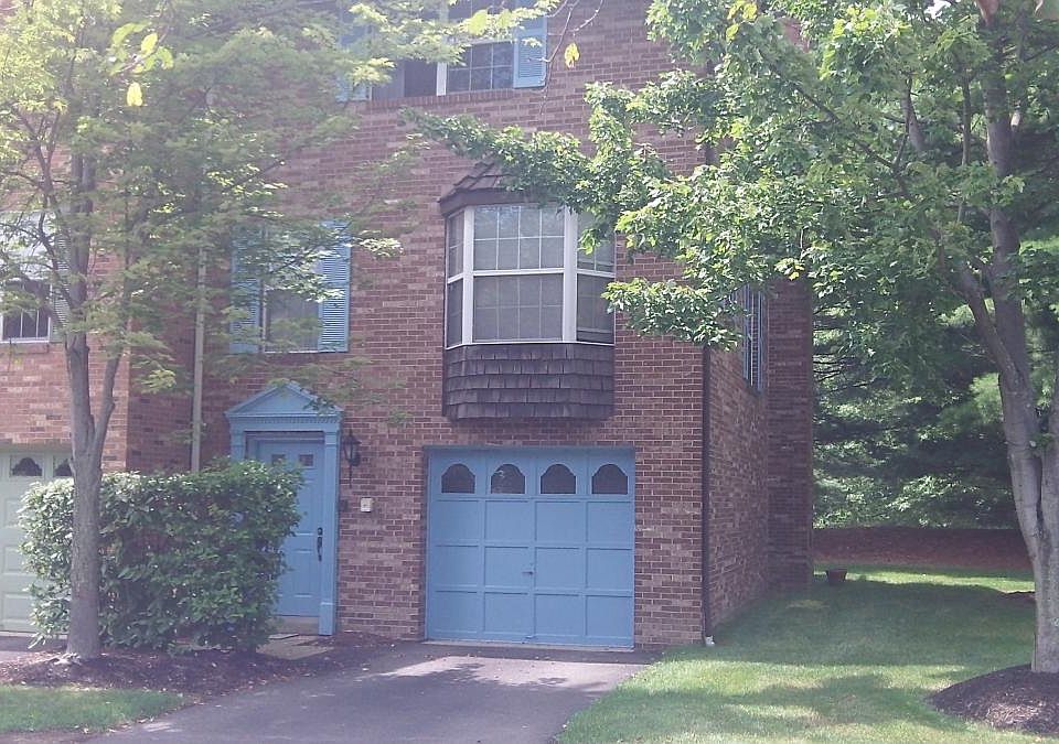 1st image of 411 Westchester Cmns