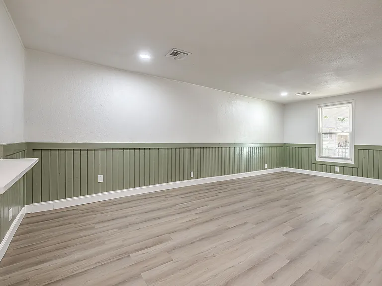 208 E Carson St — Photo 13