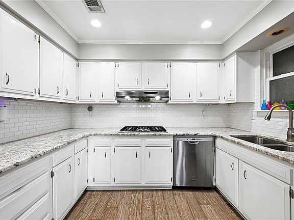 4th image of 230 Oak Ln