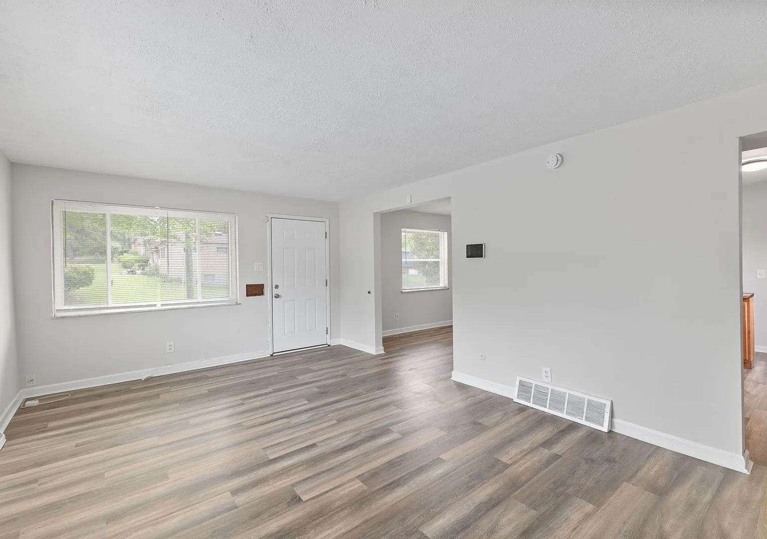 College Hill- Amazing 3 Bedroom, 1.5 Bathroom In An Amazing Neighborhood With Attached Garage! — Photo 4