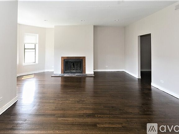 3rd image of 918 W Belle Plaine Ave #3W
