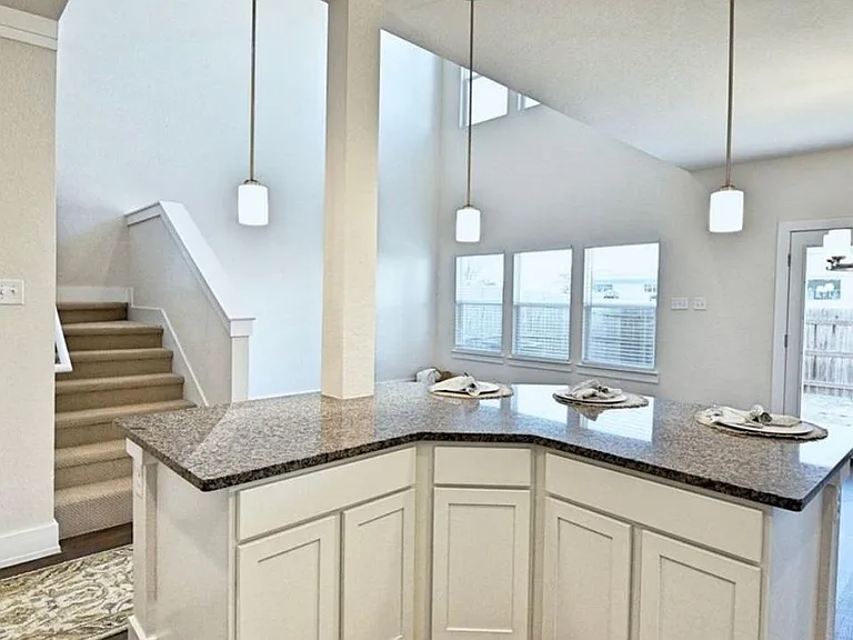 215 Sapphire — Photo 14