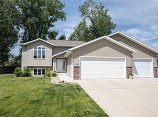 3705 Goldfinch Cir SE, Mandan, ND 58554