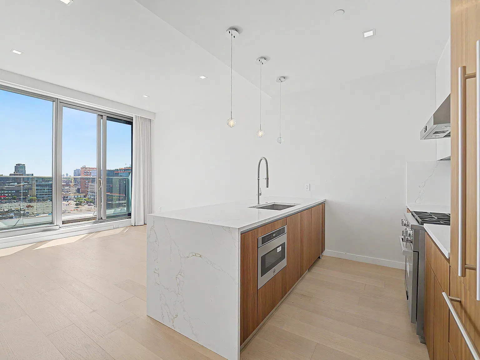 3532 Leavitt St — Photo 3