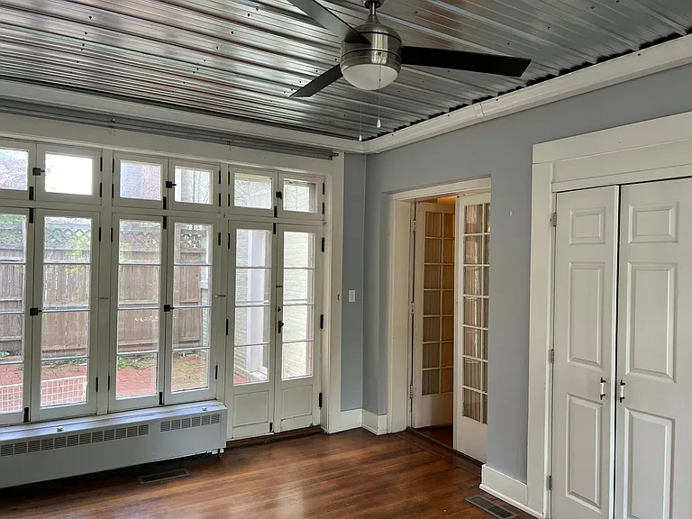 922 W Berry St — Photo 14