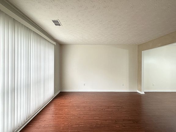 3rd image of 577 Ravinia Way