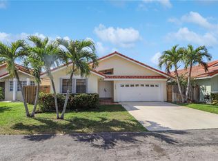 19040 NW 85th Ct, Hialeah, FL 33015