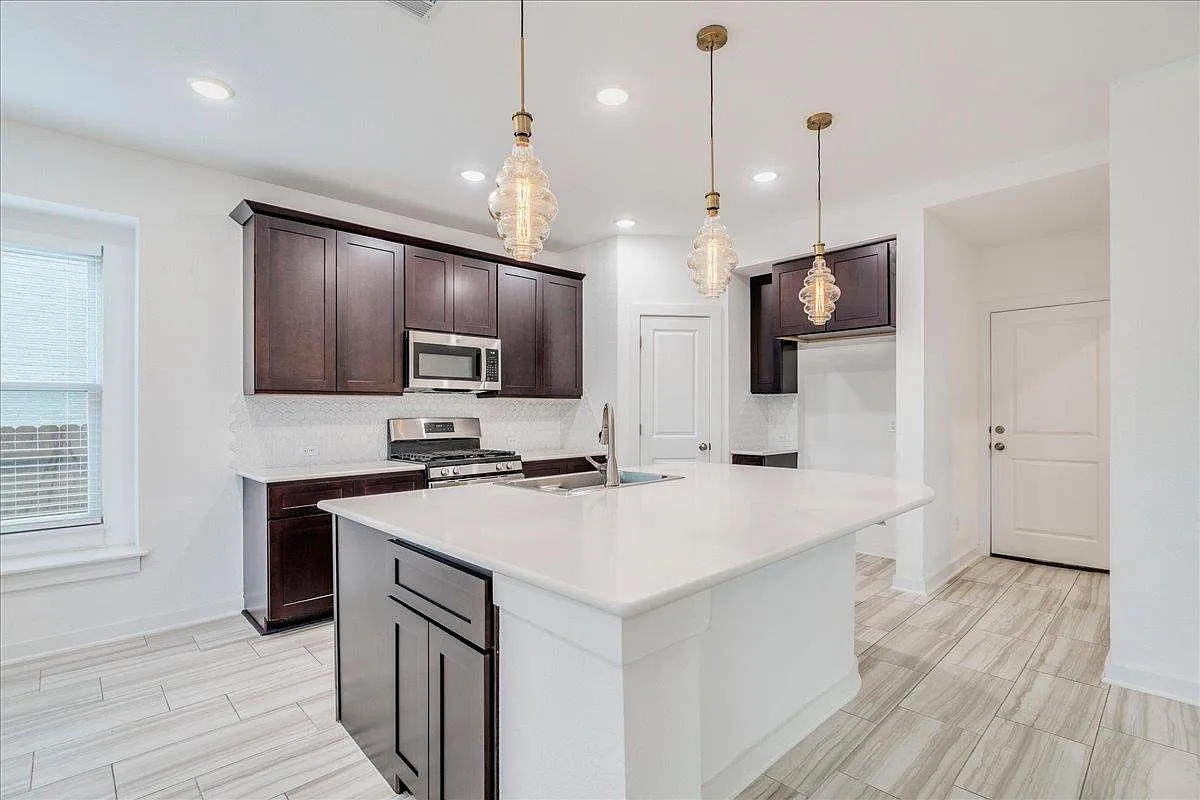 3 bed, 2.5 bath, 2496 sqft, $2,595 — Photo 4