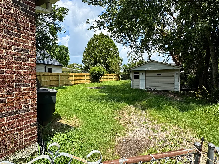 929 McClurkan Ave — Photo 2