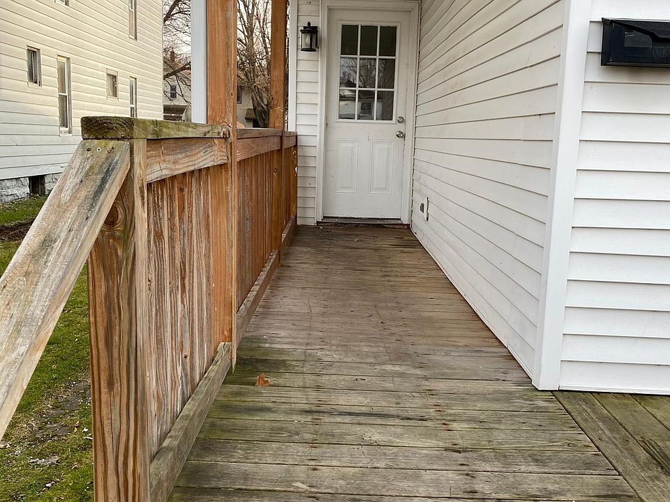 1st image of 953 W 22nd St #1