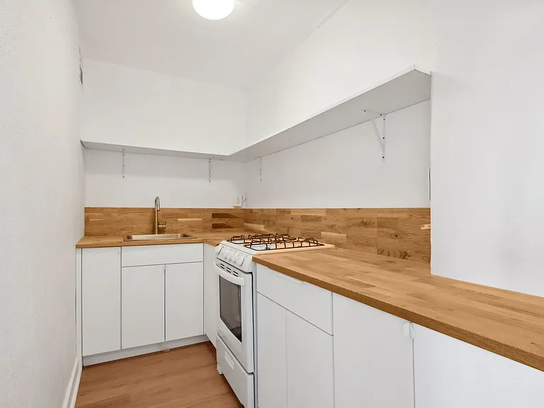 St. Regis Apartments — Photo 8