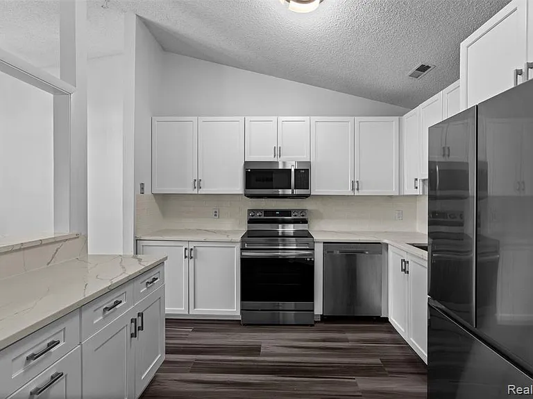 6680 Ridgefield Cir — Photo 15