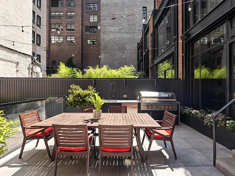 121 Leroy St #TOWNHOUSE — Photo 8