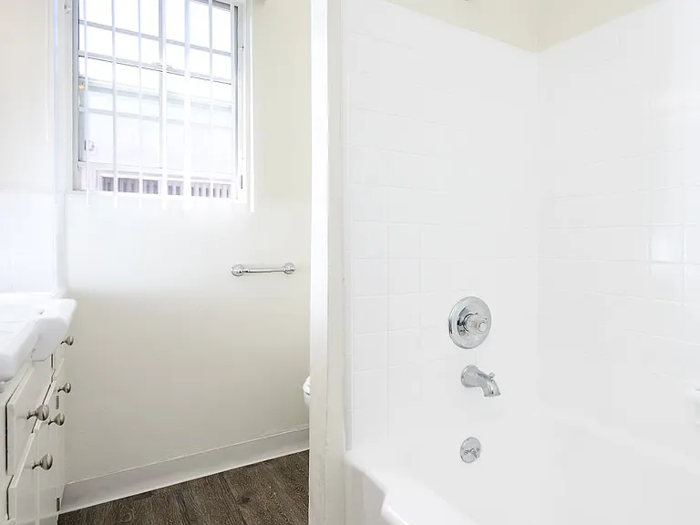 Whitsett Courtyard Apartments — Photo 16