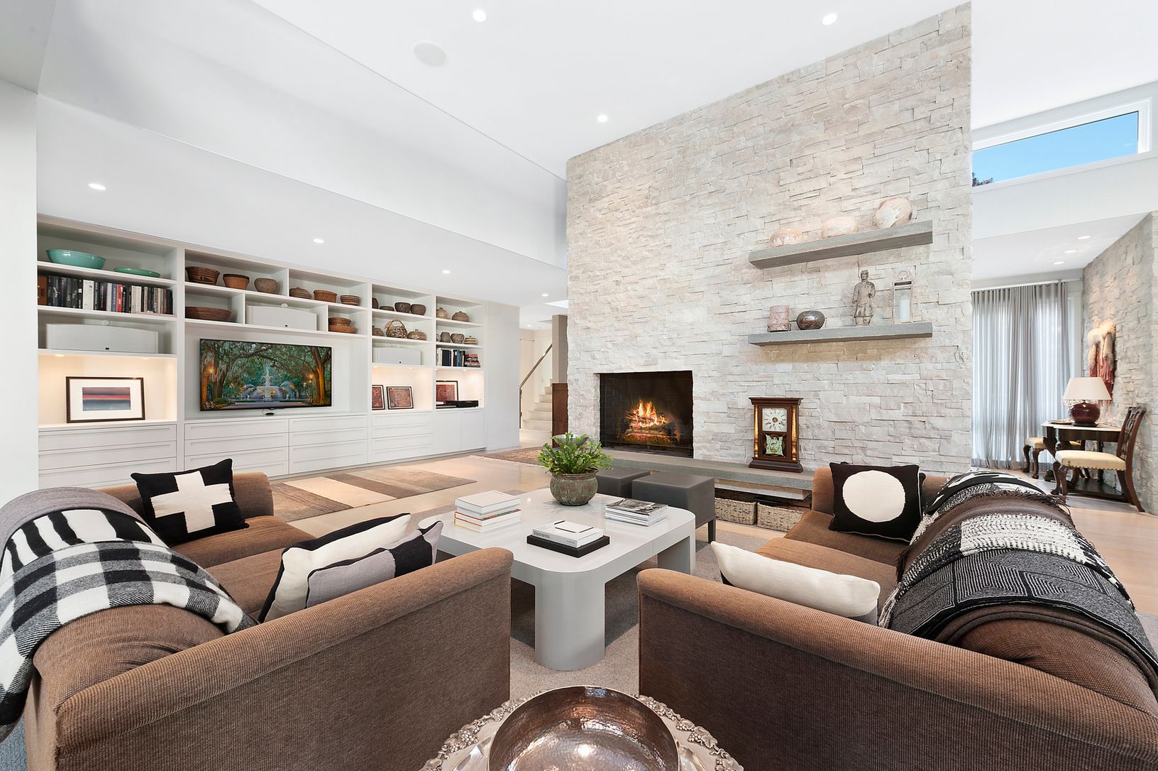  SPACIOUS LIVING ROOM WITH TONS OF LIGHT