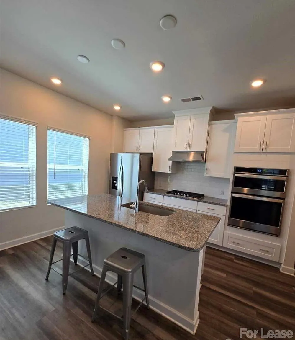 3 bed, 2.5 bath, $2,400 — Photo 3