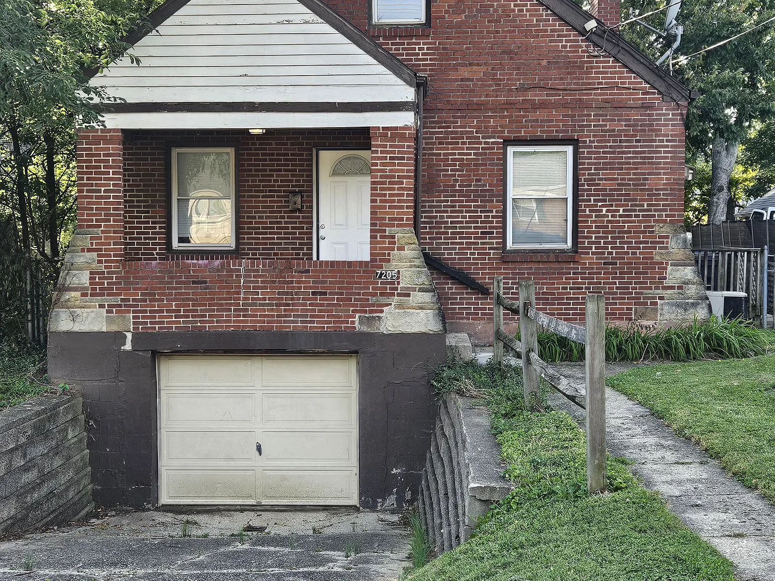 4 bed, 1200 sqft, $1,700 — Photo 1