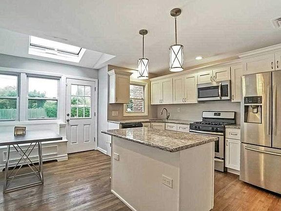 3rd image of 20 Newtown Ln