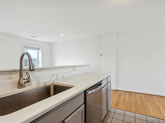 3rd image of 921 Lombard St APT B