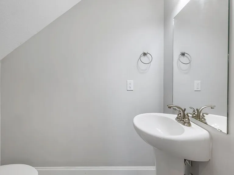 223 W Clarence St — Photo 10