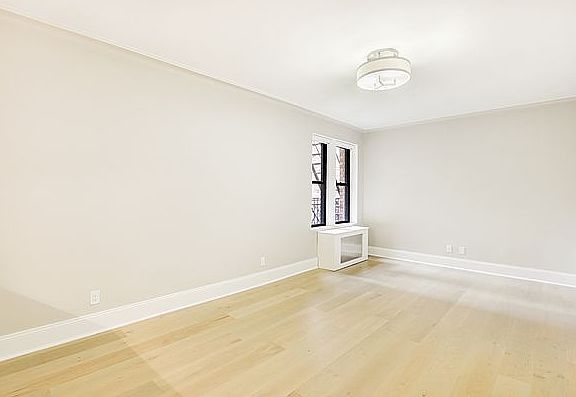 3rd image of 220 W 24th St APT 4L