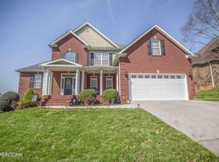 915 Crown Ridge Ln, Powell, TN 37849