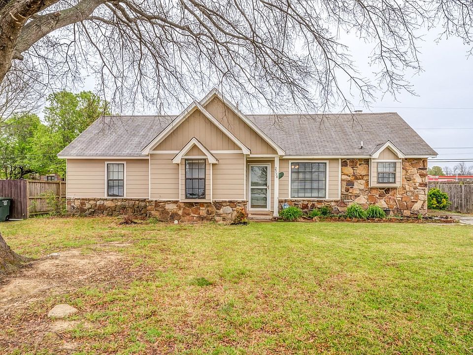 1st image of 2556 Lakeside Dr