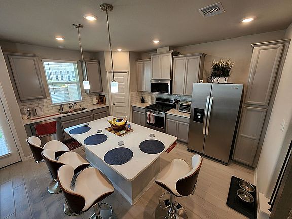 4th image of 1520 W Oak Dr