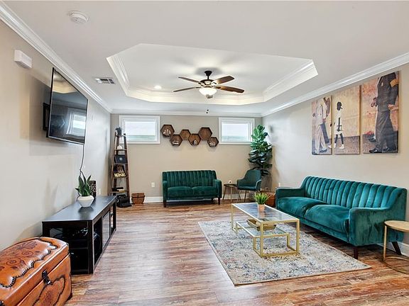 5th image of 3227 Mistletoe St
