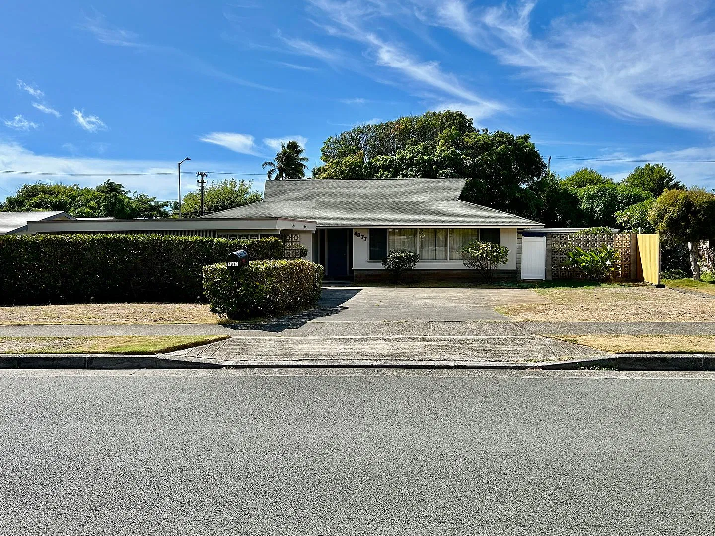 Lower Waialae Iki home w/3 Bdrm., 2 bath, 2 car carport — Photo 1