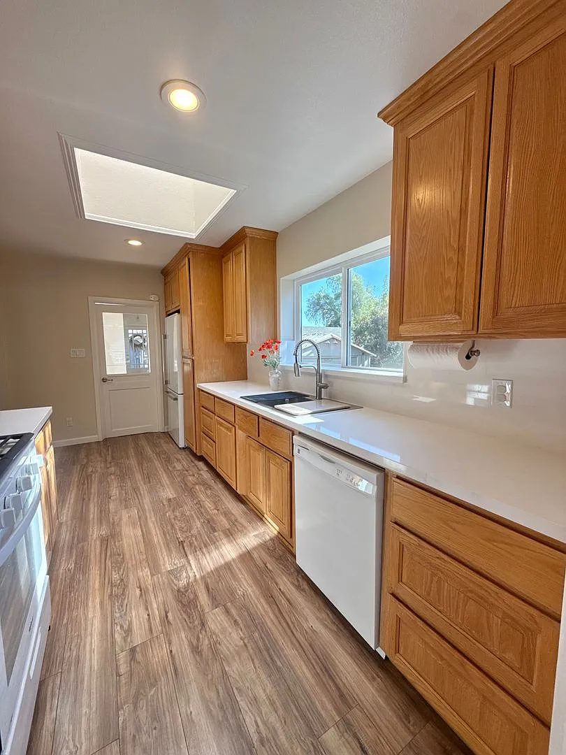 3 bedroom + 1 acre + shop — Photo 3
