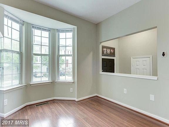 4th image of 527 Kalmia Sq NE