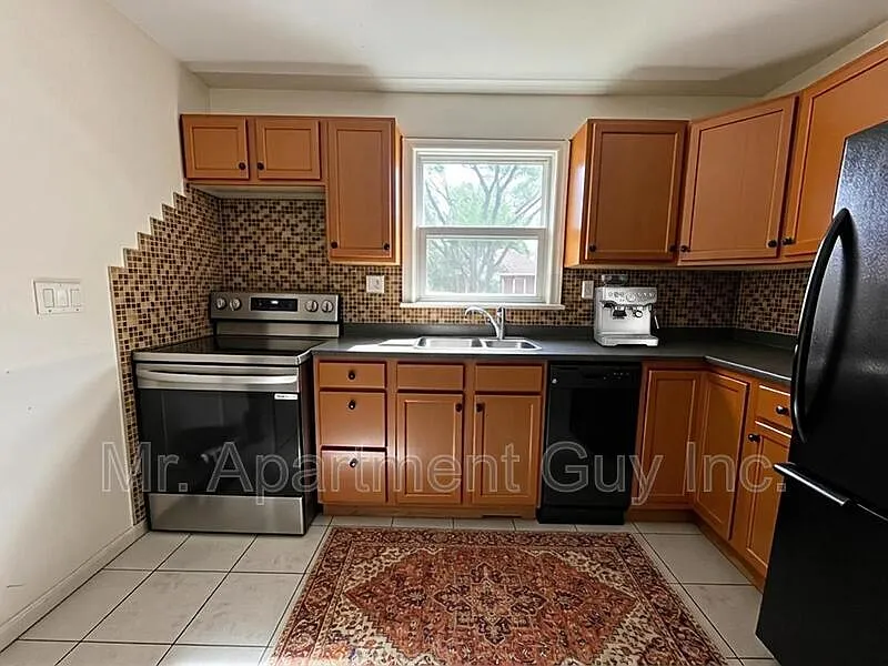 3 bed, 1.0 bath, $2,395 — Photo 3