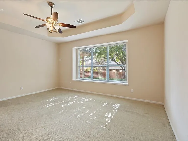 Large master bedroom - facing the backyard