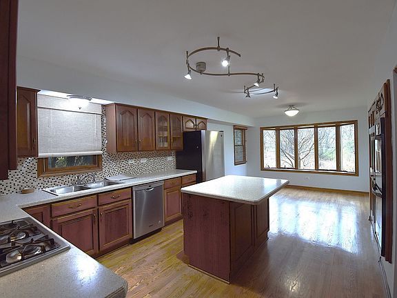 3rd image of 422 New York Ln