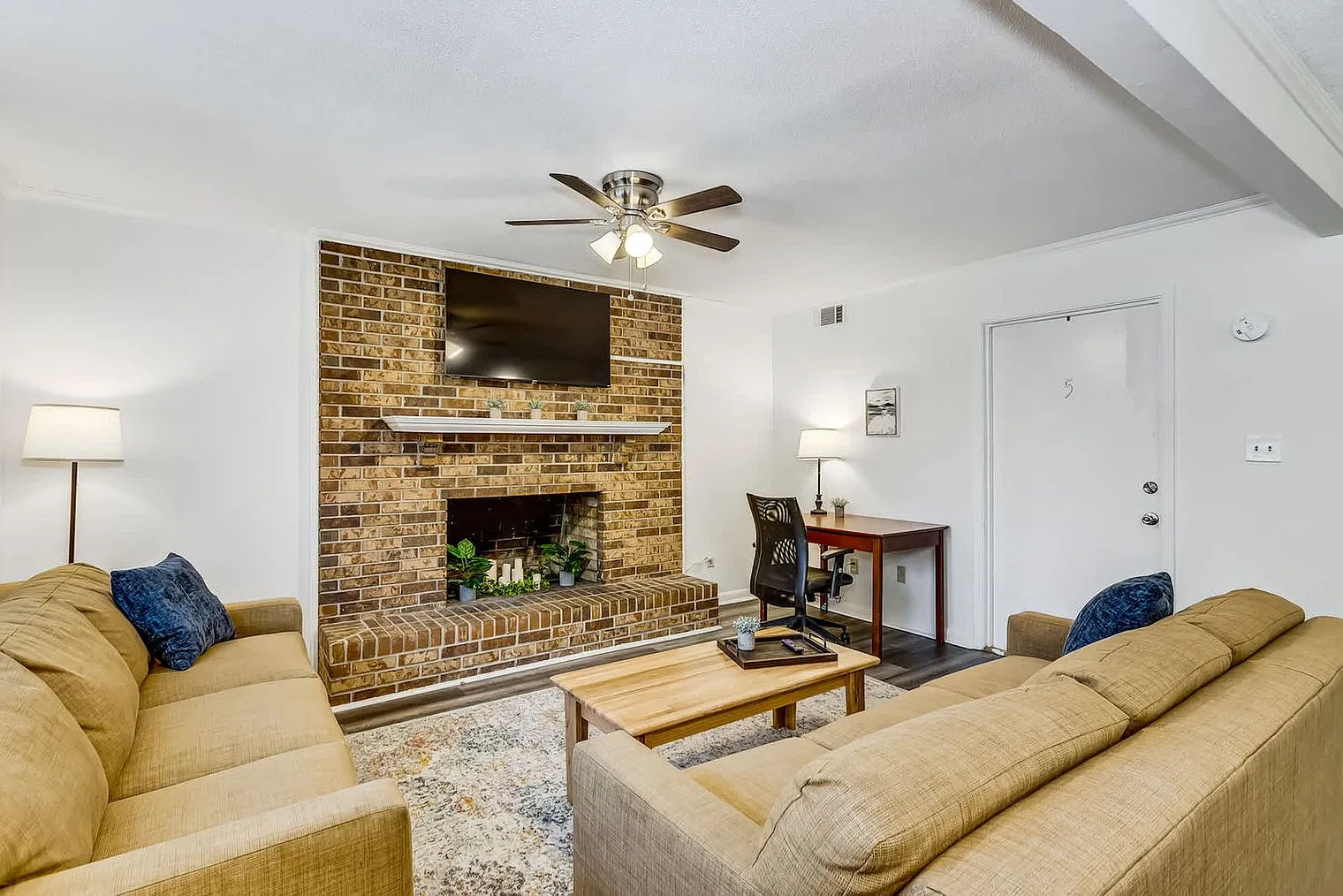 5 bed, 5.0 bath, 1915 sqft, $4,115 — Photo 2