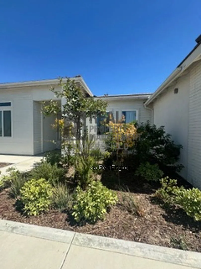 4 bed, 3.0 bath, 2382 sqft, $3,000 — Photo 2