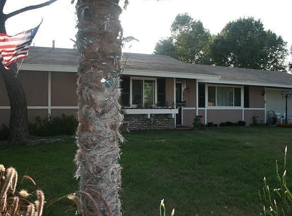 2nd image of 815 N Imperial Ave