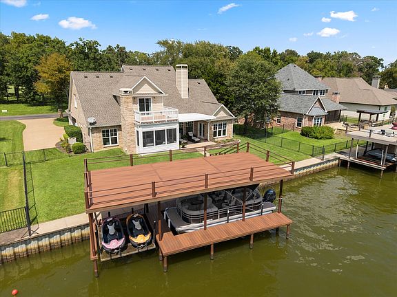 3rd image of 254 Saint Andrews Dr E