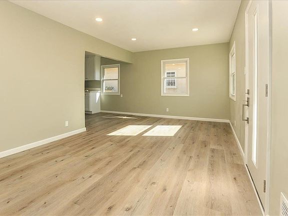 3rd image of 4919 W 139th St