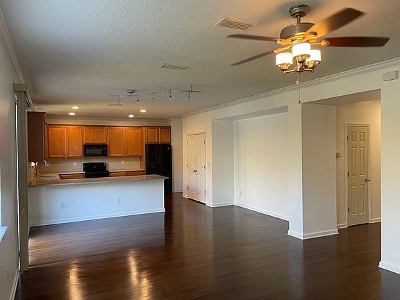 3rd image of 736 Rembrandt Ave